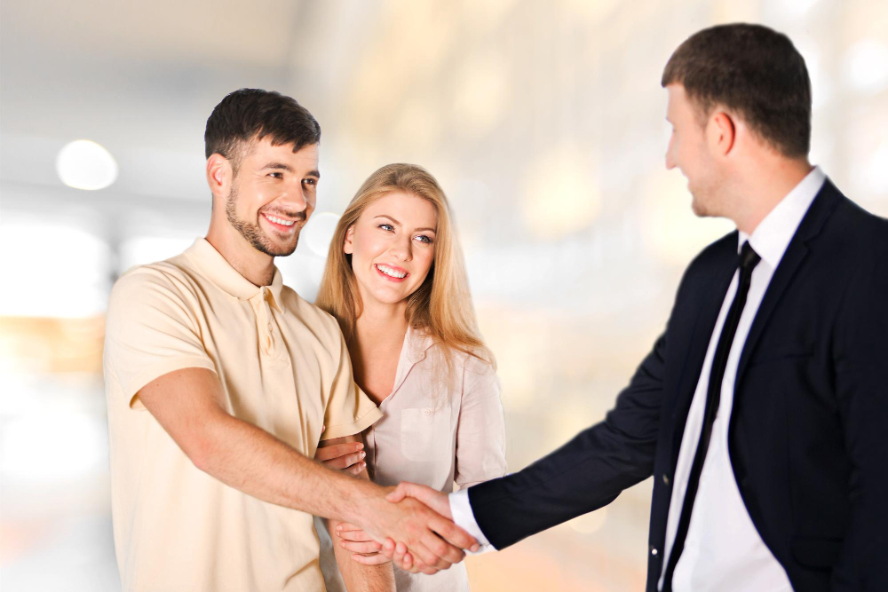 real estate broker in dubai hand shake